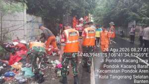 Satgas Sampah Koramil Pondok Aren Bersihkan Lingkungan Pondok Kacang Barat