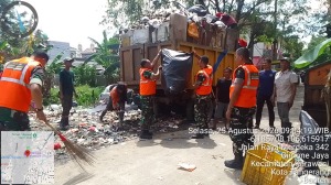 Koramil Tangerang Bersama Warga Bersihkan Tumpukan Sampah di Cimone Jaya