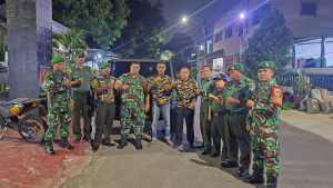 Babinsa dan Warga Perkuat Keamanan Lewat Patroli Malam