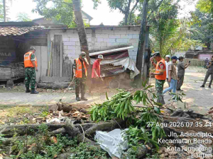 Koramil 02/Batuceper dan Warga Bersihkan Sampah di Jalan Adisucipto