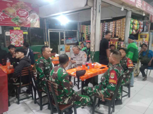 Babinsa dan Komduk Perkuat Siskamling Jaga Kamtibmas Pasar Rebo