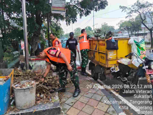 Koramil 01/Tangerang Bersama Warga Bersihkan Tumpukan Sampah di Jalan Veteran