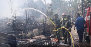 Prajurit Yonif PIK 202/TM Cegah Api Gudang Rongsok Merambat ke Rumah Warga
