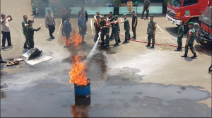 Koramil Tangerang Latih Warga Hadapi Kebakaran, Perkuat Kesiapsiagaan Bersama