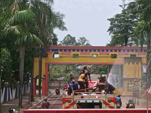 Koramil Tangerang dan BPBD Semprot Jalan Atasi Debu Vulkanik Anak Krakatau