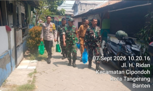 Babinsa Koramil Tangerang Salurkan Sembako kepada Warga Poris Plawad