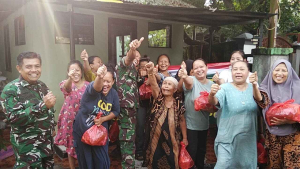 Koramil Serpong Salurkan Sembako dan Makan Bersama Warga