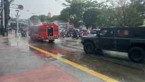 Kodim 0505/Jakarta Timur Bersihkan Abu Vulkanik dengan Water Tank