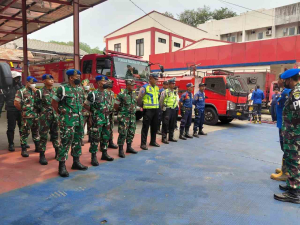 Kodim 0506 Tangerang Bersama BPBD Semprot Jalan Bersihkan Debu Vulkanik