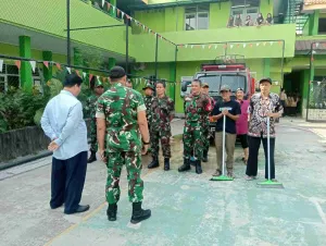 Koramil Tangerang Bantu Bersihkan Abu Vulkanik di MAN 1 Kota Tangerang