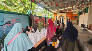 Babinsa Koramil Cipayung Salurkan 4.827 Karung Beras kepada Warga Munjul