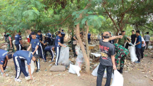 Jelang HUT ke-81 TNI, Kodim Jaksel Bersihkan Lingkungan dan Aliran Sungai
