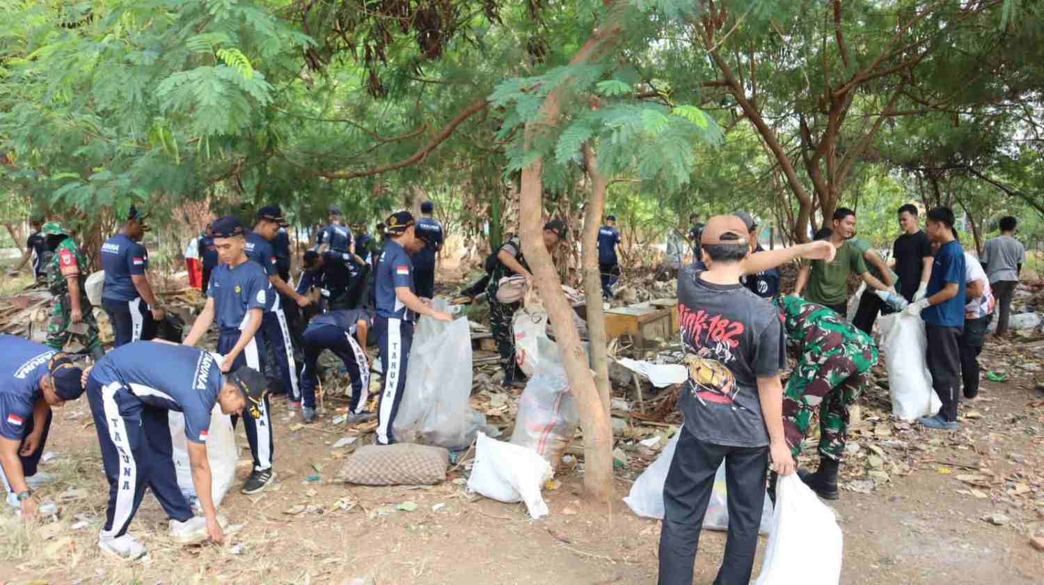 Jelang HUT ke-81 TNI, Kodim Jaksel Bersihkan Lingkungan dan Aliran Sungai