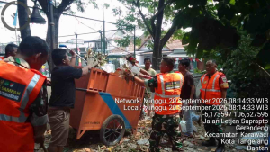Koramil Tangerang dan Warga Bersihkan Tumpukan Sampah di Gerendeng