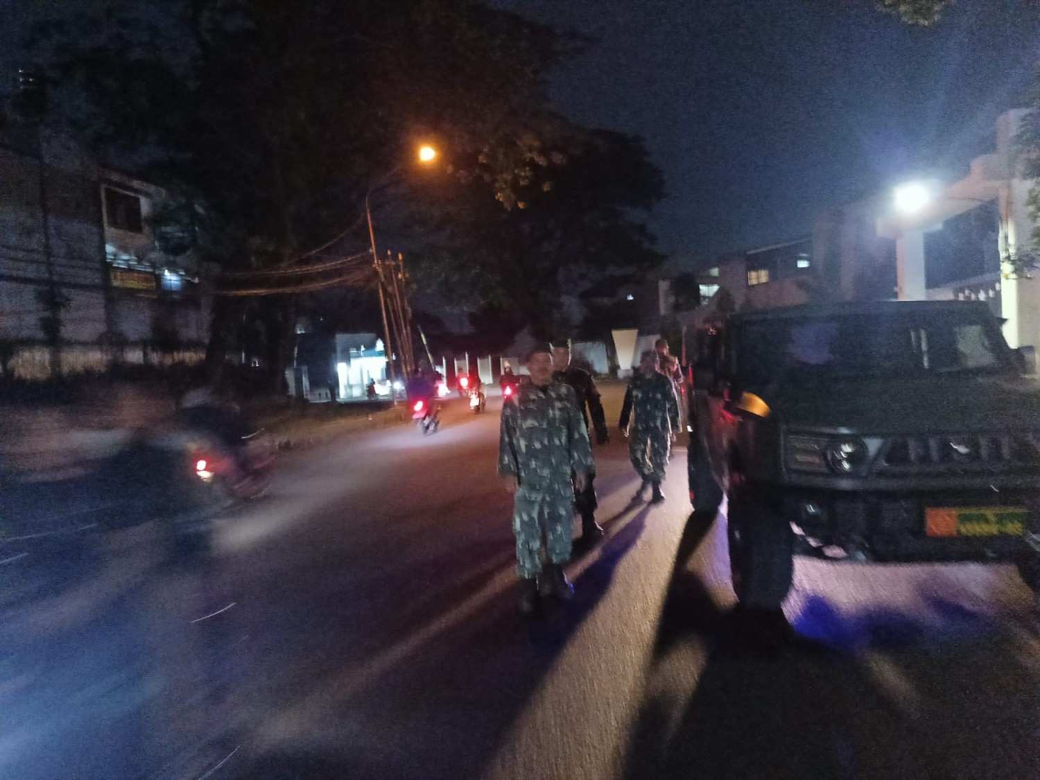 Babinsa Patroli Tengah Malam, Ajak Warga Perkuat Keamanan Lingkungan