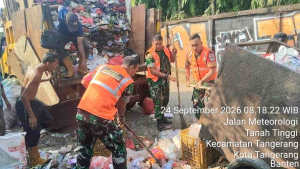 Koramil Tangerang Bersihkan Sampah Menumpuk di Tanah Tinggi