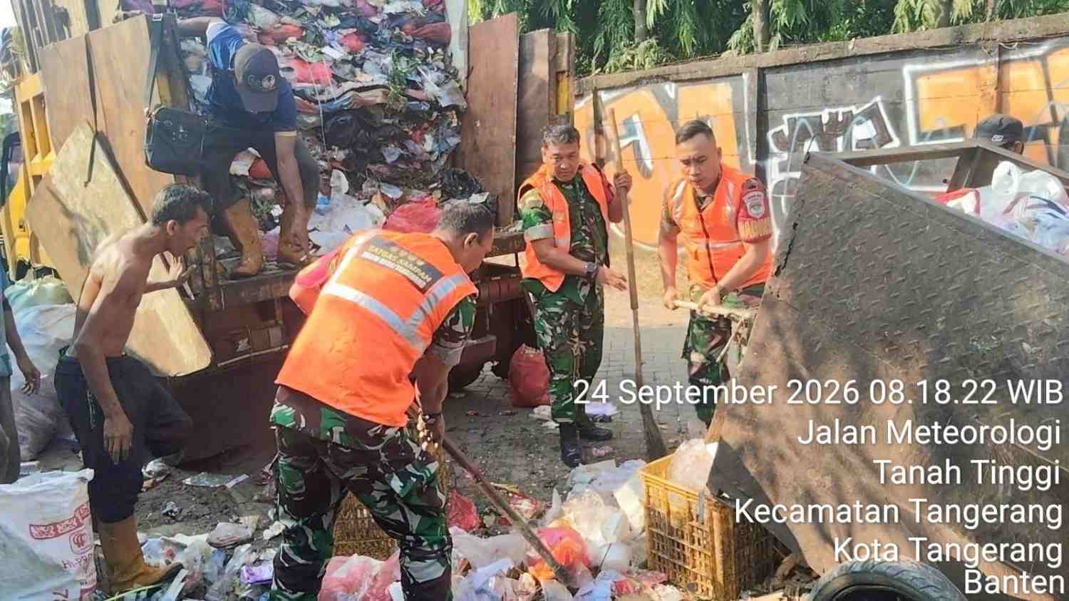 Koramil Tangerang Bersihkan Sampah Menumpuk di Tanah Tinggi