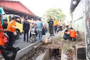 HUT ke-81 TNI, Koramil Ciputat Bersihkan Sampah Pasar Ciputat