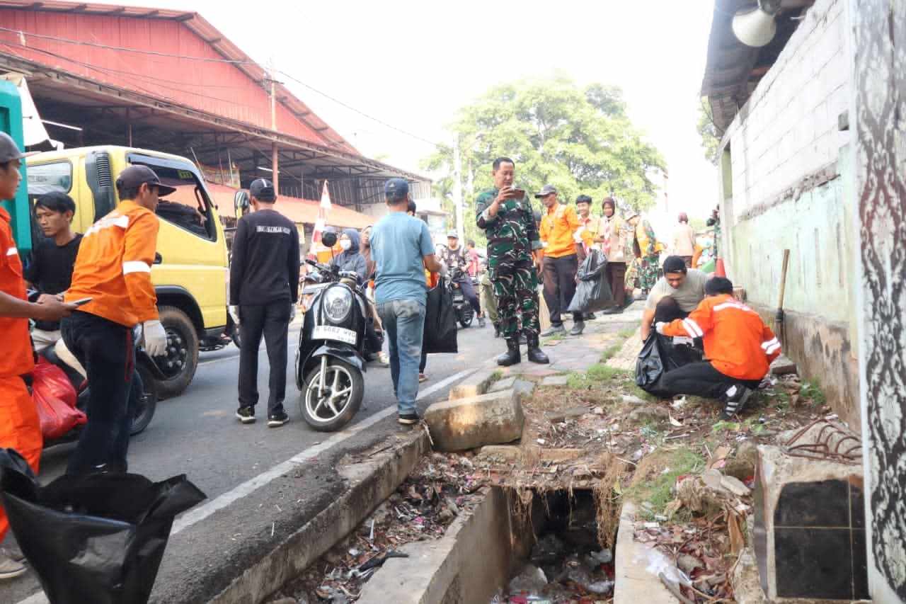 HUT ke-81 TNI, Koramil Ciputat Bersihkan Sampah Pasar Ciputat