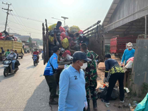 Brigif TP 32/Mangkalihat dan Warga Gotong Royong Bersihkan Lingkungan