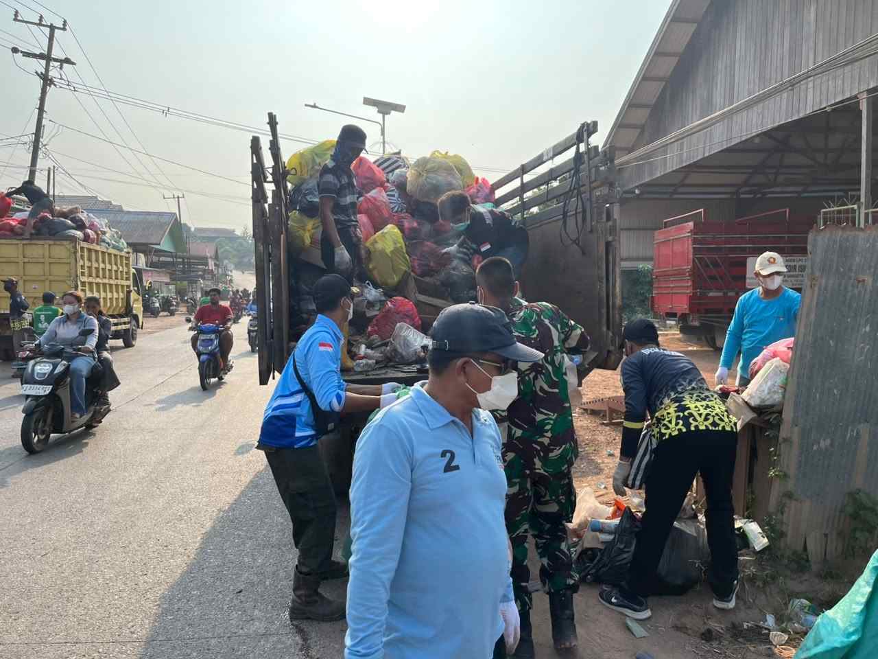 Brigif TP 32/Mangkalihat dan Warga Gotong Royong Bersihkan Lingkungan