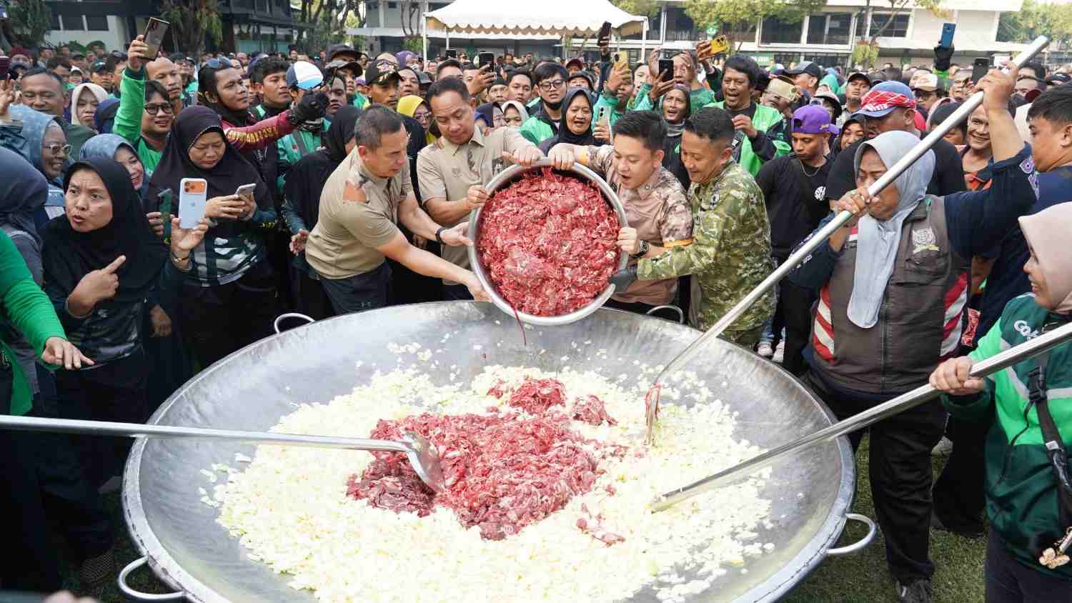 Kodam Jaya Gelar Hit & Eat, Bagikan 2.000 Porsi kepada Warga