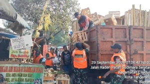 Koramil Ciledug Bersama Warga Tangani Tumpukan Sampah Pasar Lembang