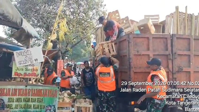 Koramil Ciledug Bersama Warga Tangani Tumpukan Sampah Pasar Lembang