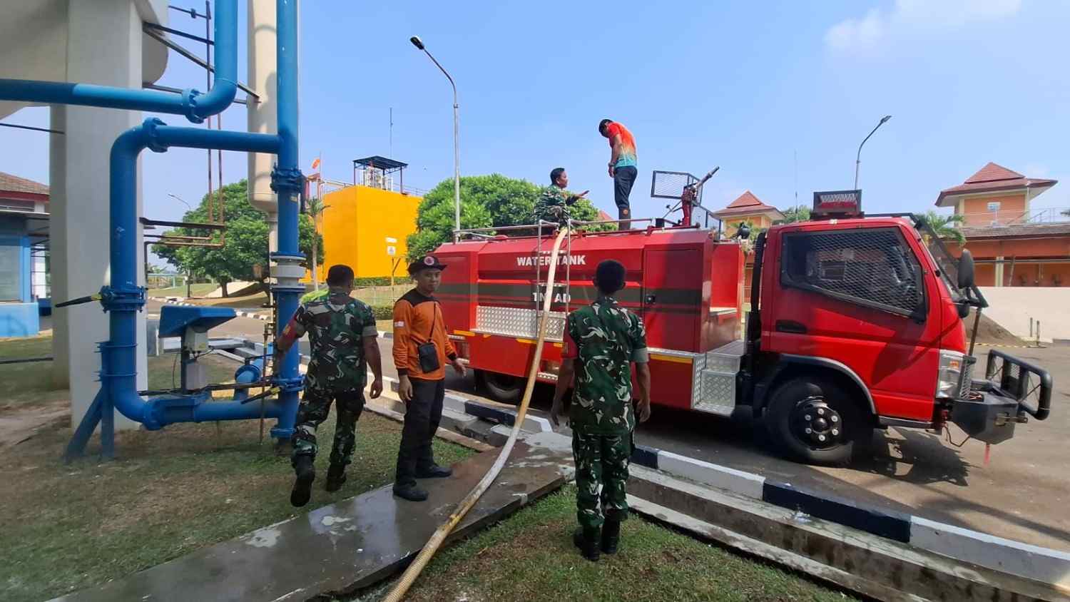 Kodim 0506/Tangerang Salurkan 15.000 Liter Air Bersih ke Tiga Titik di Setu