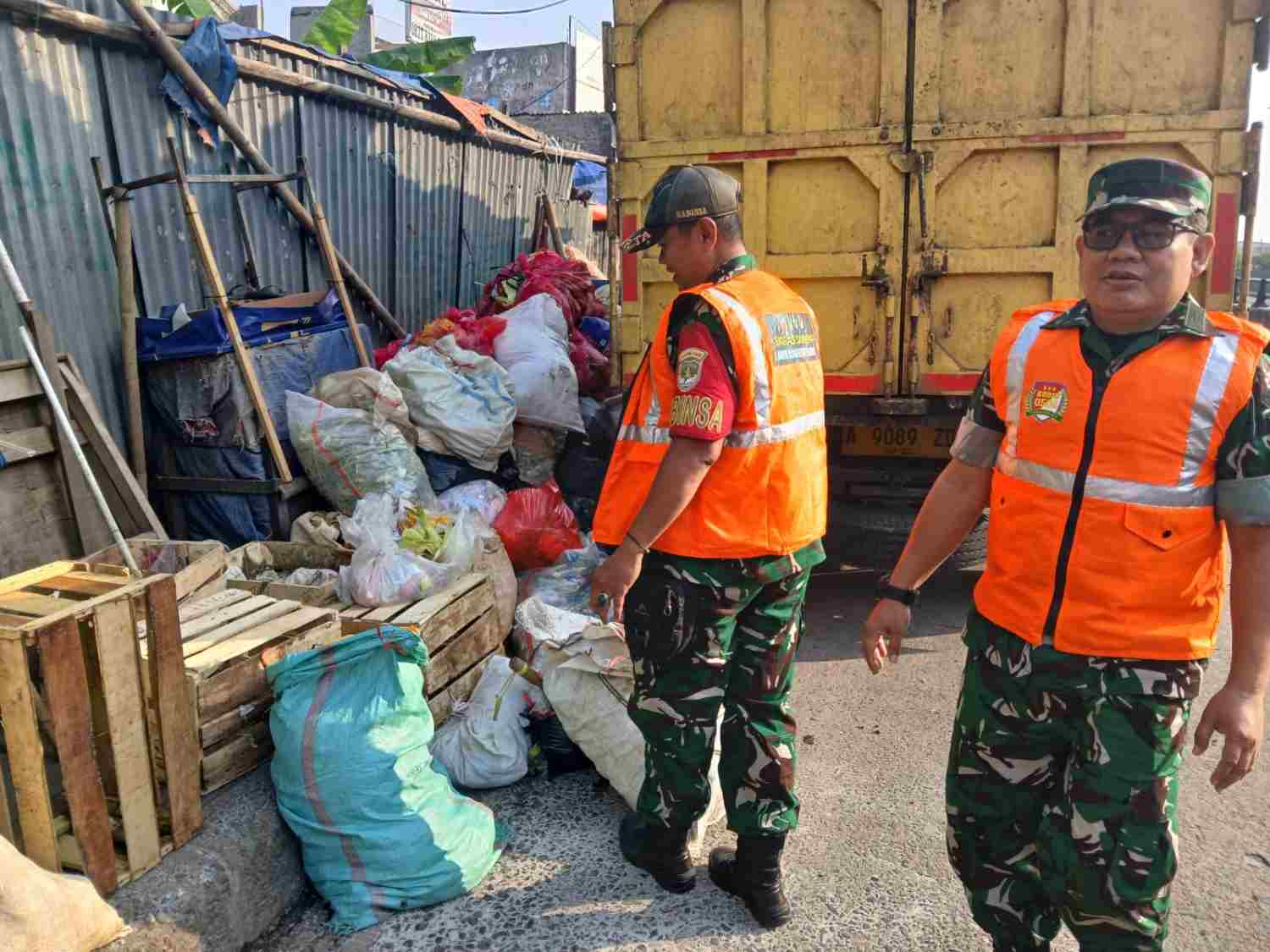 Satgas Sampah Koramil 05 Ciputat Bersama DLH Bersihkan Jalan H Usman