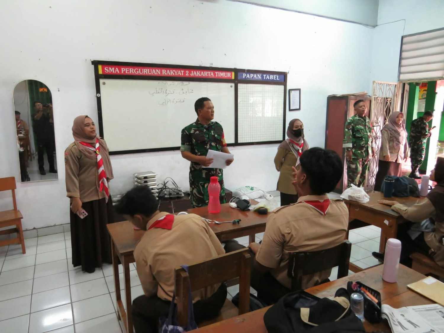 Babinsa Duren Sawit Sosialisasikan Rekrutmen TNI AD kepada Pelajar