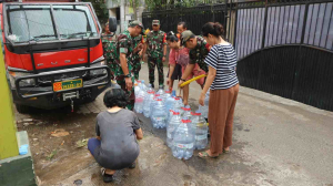 Kodim 0504 Jakarta Selatan Salurkan Air Bersih untuk Warga Grogol Selatan