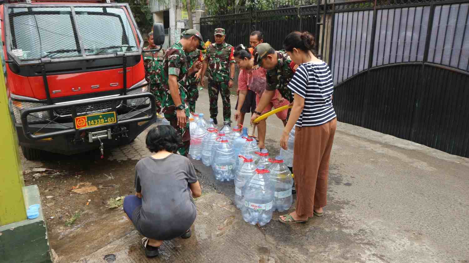 Kodim 0504 Jakarta Selatan Salurkan Air Bersih untuk Warga Grogol Selatan