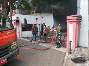 Koramil Batuceper Kerahkan Water Tank Bantu Padamkan Kebakaran Pabrik Bohlam