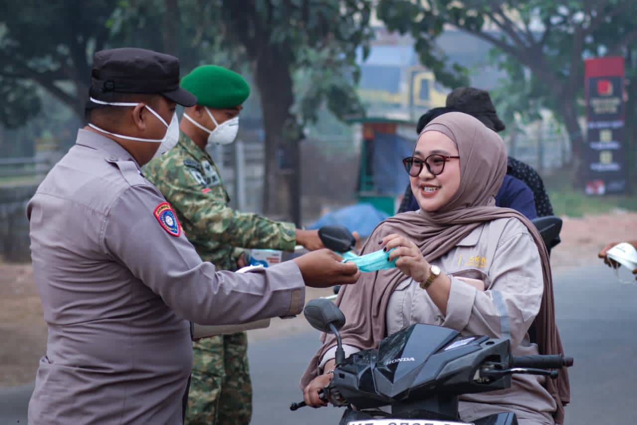 Kabut Asap Menyelimuti Bengalon, Brigif TP 32 Bagikan Masker Gratis
