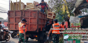 Koramil 04/Ciledug Bersama Warga Bersihkan Sampah Pasar Lembang