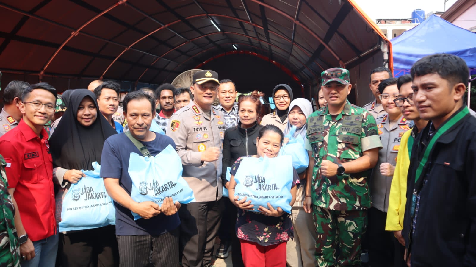 Kodim Jaksel Salurkan Bantuan untuk Korban Kebakaran Kebayoran Lama