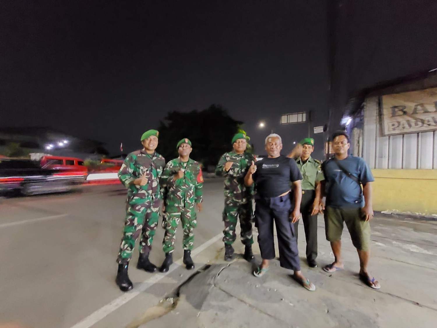 Patroli Malam Babinsa Perkuat Siskamling di Cibodas dan Pondok Aren