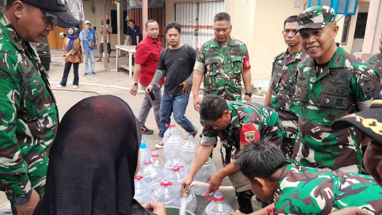 Dandim 0506/Tangerang Pantau Distribusi 5.000 Liter Air di Kampung Koceak
