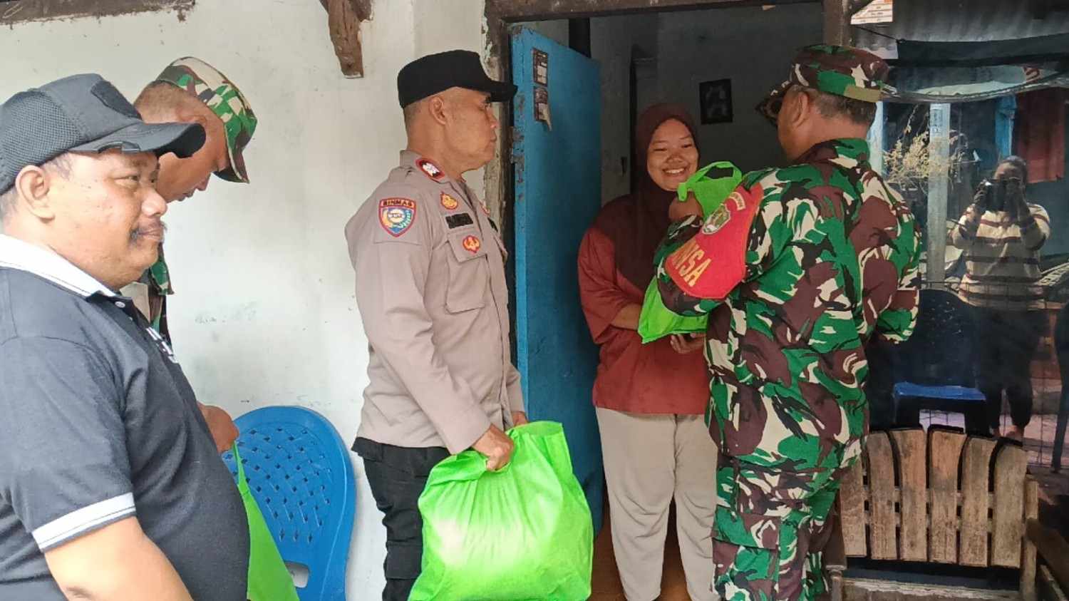 Jaga Jakarta On The Spot, Babinsa-Bhabinkamtibmas Bagikan Sembako kepada Warga