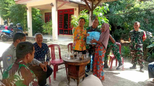 Koramil 08/Pamulang Bagikan Sembako untuk Warga Pamulang Timur