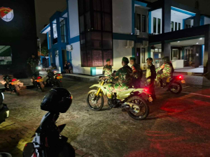 Jangkau Gang Sempit, Babinsa dan Komduk Patroli Malam dengan Motor