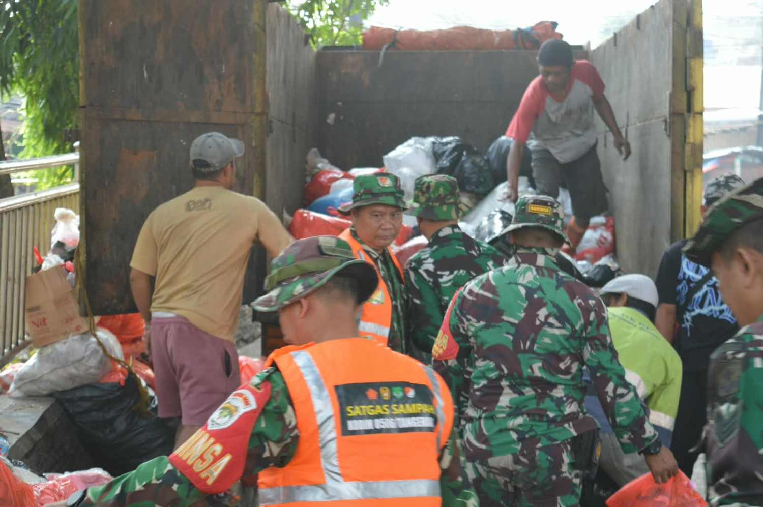 Peltu M. Nooh Pimpin Pembersihan Sampah di Pasar Ciputat