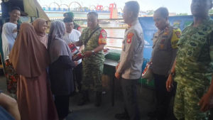 Koramil dan Polsek Karawaci Bagikan 25 Paket Sembako kepada Warga
