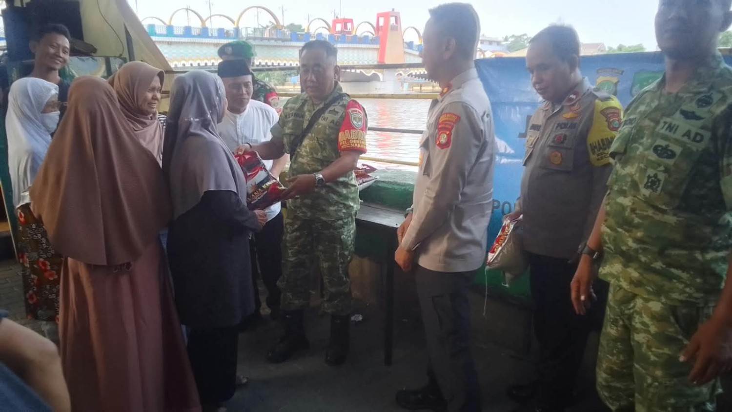 Koramil dan Polsek Karawaci Bagikan 25 Paket Sembako kepada Warga