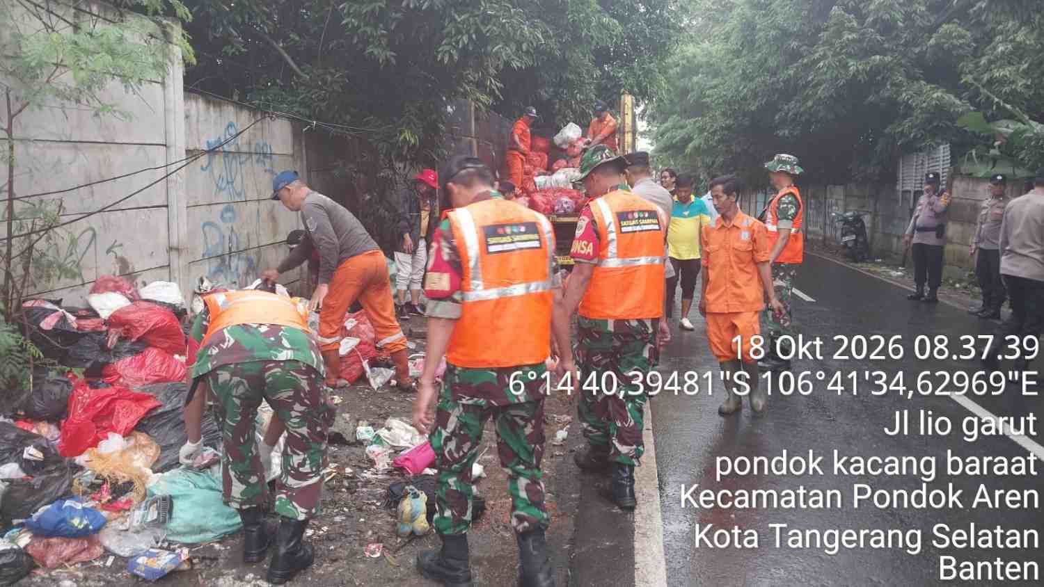 Satgas Sampah Koramil Pondok Aren Bersihkan Lingkungan Bersama Polsek dan DLH