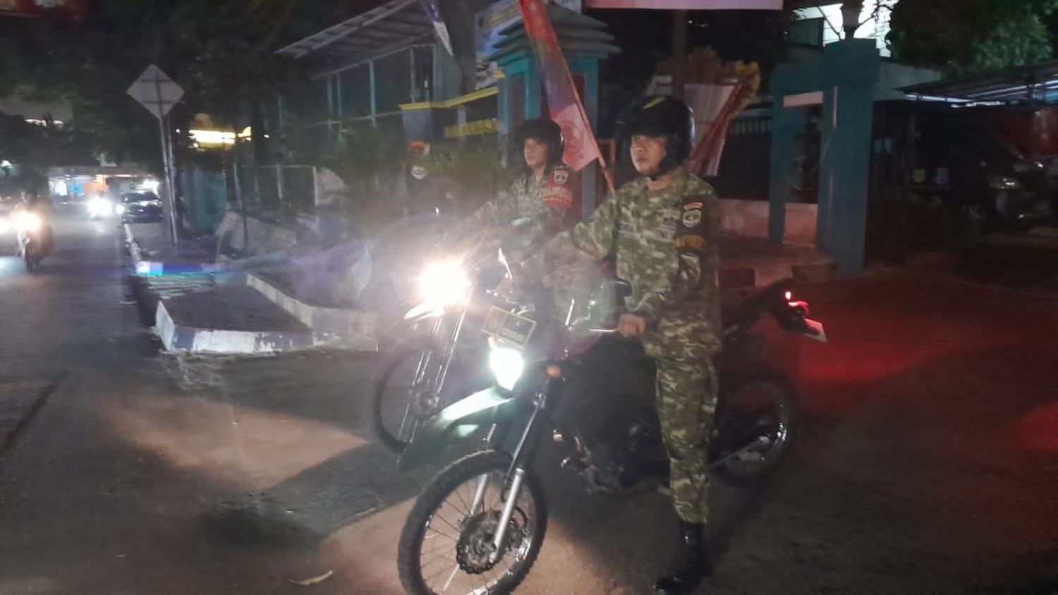 Babinsa, Komduk, dan Linmas Patroli Malam Antisipasi Gangguan Keamanan