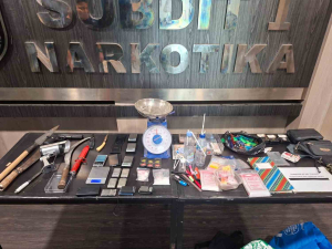 Polda Metro Jaya Temukan 33 Paket Diduga Narkotika di Kampung Ambon