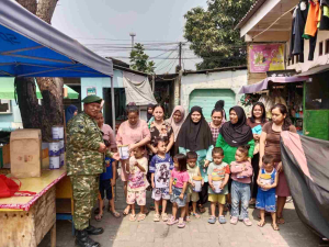 Cegah Stunting di Batuceper, Babinsa dan Posyandu Bagikan Susu Balita