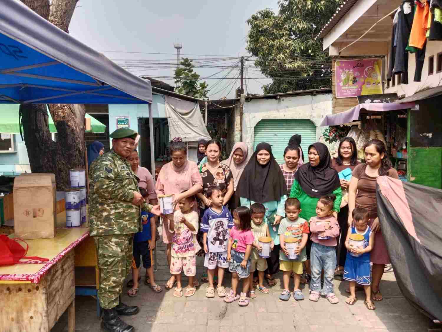 Cegah Stunting di Batuceper, Babinsa dan Posyandu Bagikan Susu Balita